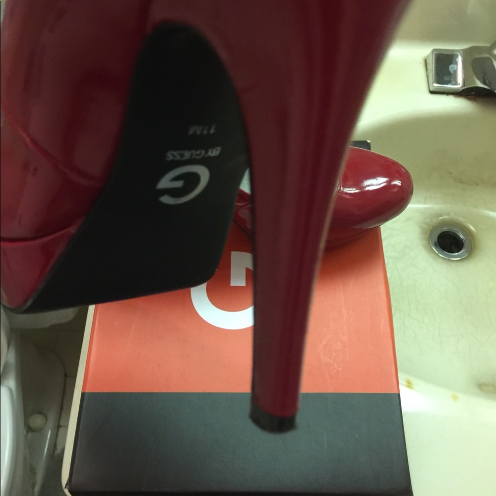 Red Pumps - Picture 7 of 8